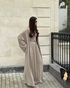 Elegante set di tre pezzi con cardigan lungo e pantaloni a gamba larga in color talpa.