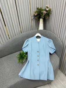 Camicetta azzurra a maniche a sbuffo con scollo a V e bottoni decorativi eleganti.