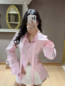 Camisa de manga larga a rayas rosas y blancas de corte entallado con detalle de lazo y puños.