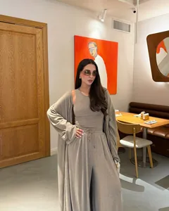 Elegante set relax 3 pezzi con cardigan lungo, canotta e pantaloni larghi con coulisse color talpa.