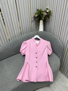 Elegante blazer rosa a maniche corte a sbuffo con bottoni gioiello decorativi per donna