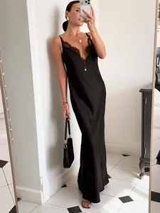 Selfie miroir complet d'une élégante robe nuisette en satin noir avec détail de dentelle