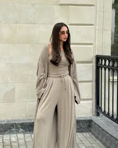 Elegante set loungewear tre pezzi con cardigan lungo, canotta e pantaloni a gamba larga