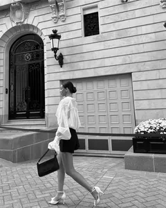 Chemisier blanc élégant à manches lanternes pour femmes dans un style urbain très chic