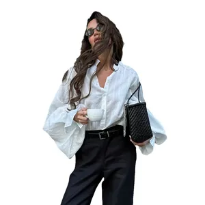 Blusa blanca holgada con mangas farol y cuello mao para mujer en elegante estilo minimal