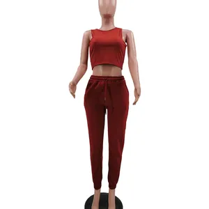 Primer plano del conjunto deportivo casual de dos piezas para mujer en rojo intenso con top corto
