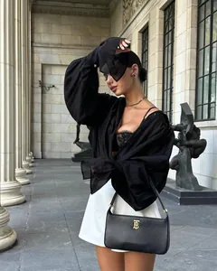Chemise élégante noire à manches lanternes et revers pour femme, tenue automne chic 2024