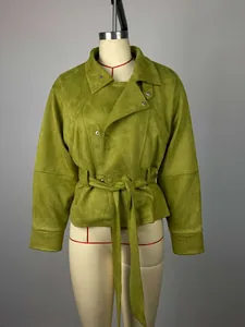 Detalle de gabardina corta de ante sintético verde oliva con cinturón anudable