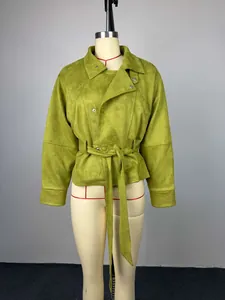Vista frontal detallada de gabardina corta verde aguacate con cinturón en maniquí