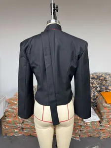 Vue arrière détaillée d'un blazer noir avec un ornement d'écharpe suspendu unique