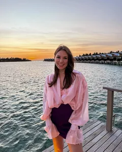 Chemise rose à manches lanterne et col à revers pour femme au coucher du soleil