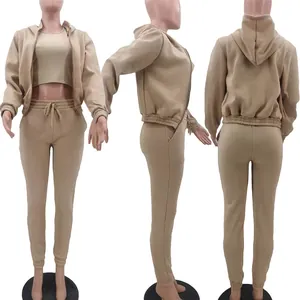 Vista detallada de un conjunto deportivo de 3 piezas para mujer en felpa beige