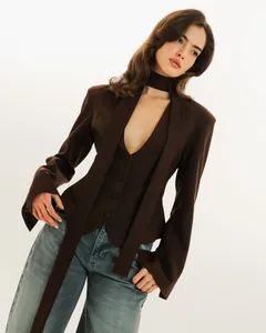 Vue détaillée d'un blazer marron à col en V avec écharpe décorative et boutons.