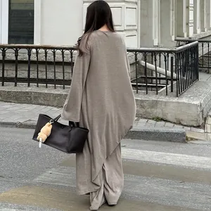 Completo casual taupe con maglia a maniche lunghe e pantaloni a gamba larga
