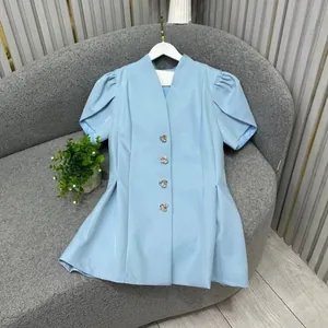 Camicia blazer azzurra a maniche corte a sbuffo con bottoni decorativi eleganti.
