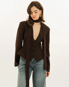 Vue détaillée d'un blazer marron foncé à col en V avec un élément d'écharpe élégant