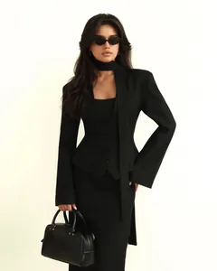 Gros plan d'un élégant blazer noir avec une écharpe assortie élégante et un décolleté en V profond