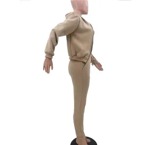Vista lateral de un chándal de forro polar con capucha para mujer en color camel con maniquí.