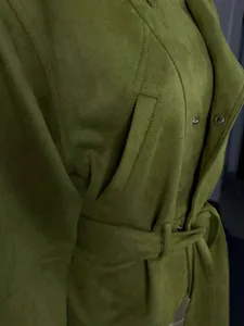 Primer plano del tejido de una gabardina de ante sintético verde oliva con cinturón