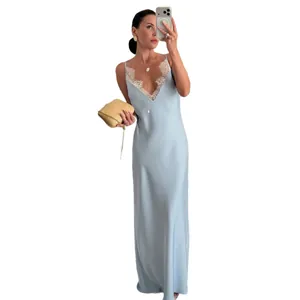 Élégante robe longue bleu clair avec finitions en dentelle blanche et décolleté en V plongeant.