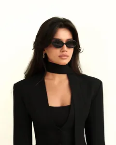 Blazer noir élégant à col en V avec un accessoire foulard assorti pour femme moderne.