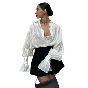 Élégant chemisier blanc à manches lanterne et col à revers pour la mode d'automne chic