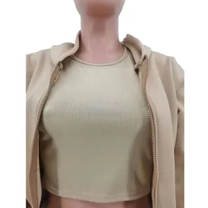 Detalle de cerca de un top corto acanalado beige con sudadera de felpa con capucha a juego