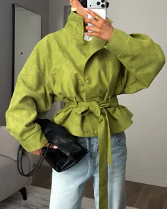 Vista detallada de una elegante gabardina corta verde lima con cuello alto y cinturón.