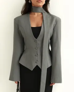Blazer gris élégant pour femmes avec un col en V et une écharpe assortie chic