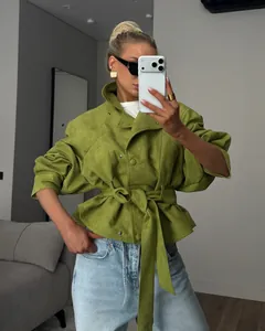 Chaqueta corta verde elegante con cuello alto y detalle de cinturón en la cintura