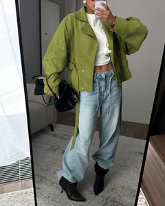 Primer plano de la chaqueta cortavientos corta verde con cinturón y botones de metal.