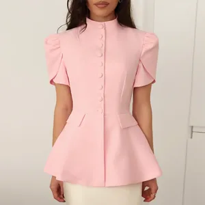 Elegante camicetta peplo rosa con colletto alla coreana e maniche corte a sbuffo