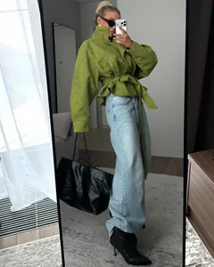 Elegante gabardina corta con cinturón verde oliva y cuello alto para mujer moda