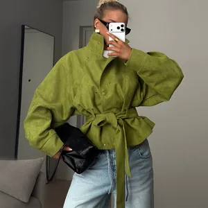 Chaqueta gabardina corta de moda verde lima con cuello alto y cinturón ajustable de lazo