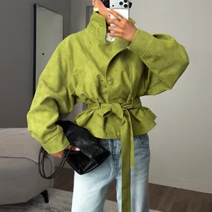 Chaqueta corta verde lima con cuello alto y un elegante cinturón para anudar