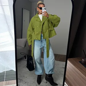 Chaqueta corta verde chic con cinturón y cuello alto para un look de moda primavera