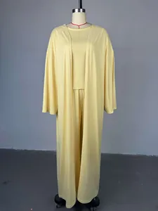 Dettaglio del set casual giallo da donna in 3 pezzi con cardigan lungo e pantaloni