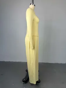 Vista laterale di top giallo a maniche lunghe e pantaloni a vita alta su un manichino