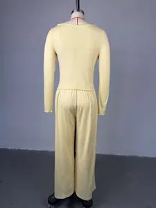 Vista posteriore di un completo giallo chiaro due pezzi con maglia a maniche lunghe e pantaloni