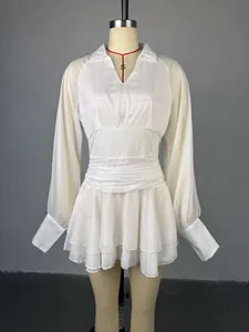 Elegantes weißes Minikleid mit V-Ausschnitt, langen Laternenärmeln und plissierter hoher Taille