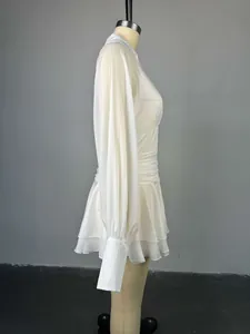 Elegantes Seitenprofil eines weißen Kleides mit Laternenärmeln und einem ausgestellten Rüschenrock