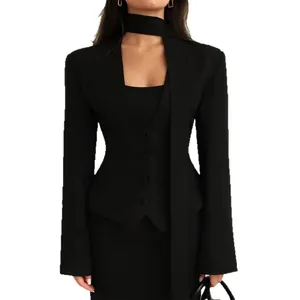 Blazer noir élégant à col en V avec détail écharpe intégré et manches longues