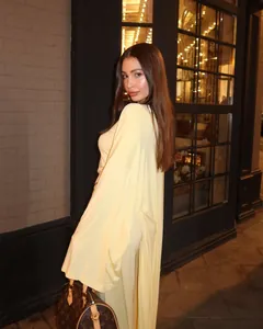 Elegante set da donna in due pezzi giallo chiaro con cardigan lungo e pantaloni alti