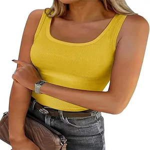 Détail du débardeur sans manches à côtes jaune pour femme, coupe ajustée