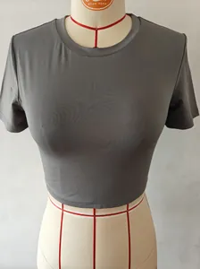 Κοντινό πλάνο γκρι στενού crop top T-shirt με στρογγυλή λαιμόκοψη πάνω σε μανεκέν