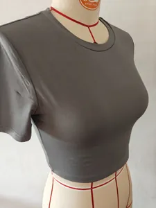 Λεπτομερής πλαϊνή όψη γκρι crop top με στρογγυλή λαιμόκοψη και στενή εφαρμογή σε μανεκέν