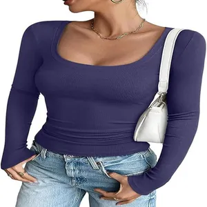 Detalle de la parte superior de punto acanalado morada para mujer con cuello en U