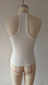 Vista posteriore dettagliata di una canotta bianca a costine su manichino professionale
