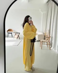 Elegante set per il tempo libero giallo in due pezzi con top a maniche lunghe e pantaloni