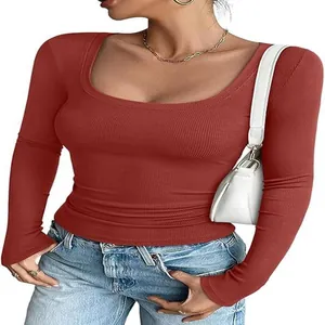 Detalle de top de punto acanalado ajustado rojo óxido con cuello en U para mujer